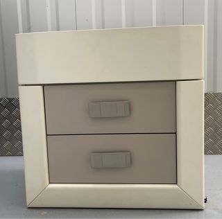 Comodini beige e grigi