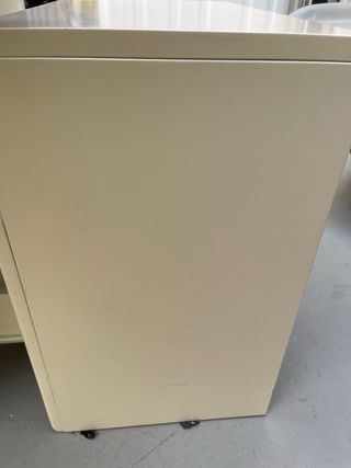 Comodini beige e grigi