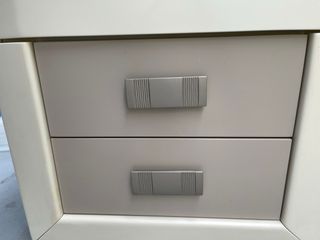 Comodini beige e grigi