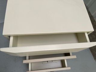 Comodini beige e grigi