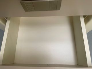 Comodini beige e grigi