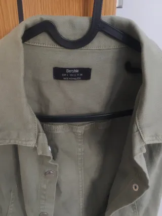 Chaleco Bershka verde oliva