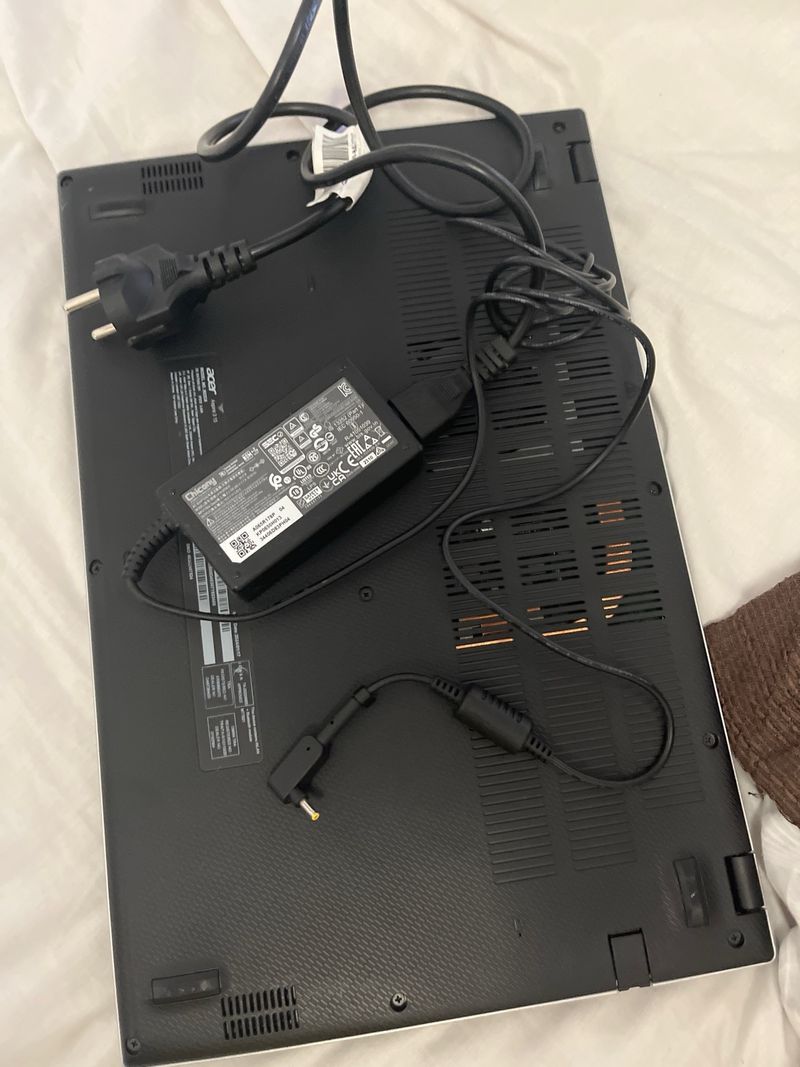 Portátil Acer con dos memorias RAM de 16g cada una afbeelding 7