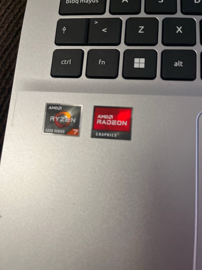 Portátil Acer con dos memorias RAM de 16g cada una afbeelding 4