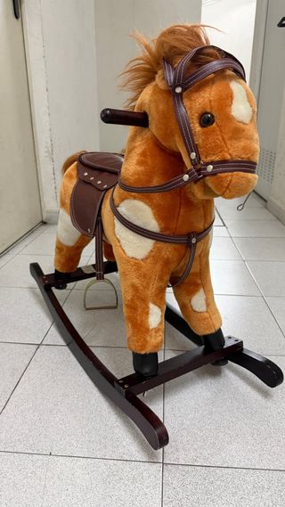 Caballito Mecedora Infantil Peluche Naranja.
