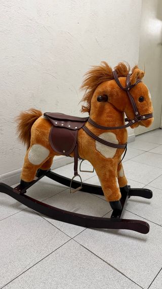 Caballito Mecedora Infantil Peluche Naranja.