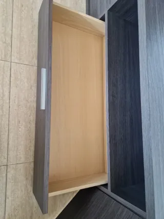 Mueble modular salón madera y cristal.