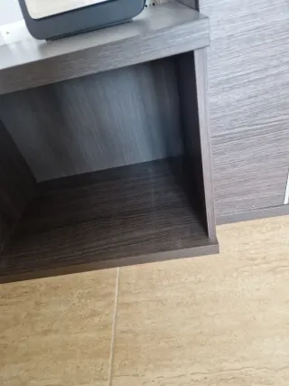 Mueble modular salón madera y cristal.