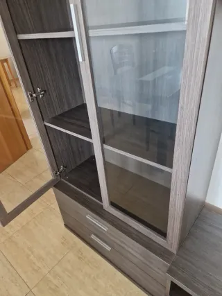 Mueble modular salón madera y cristal.