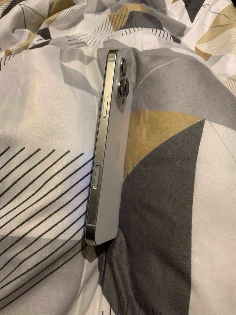 iPhone 16 Pro Max 512GB +crista y cable y funda afbeelding 4