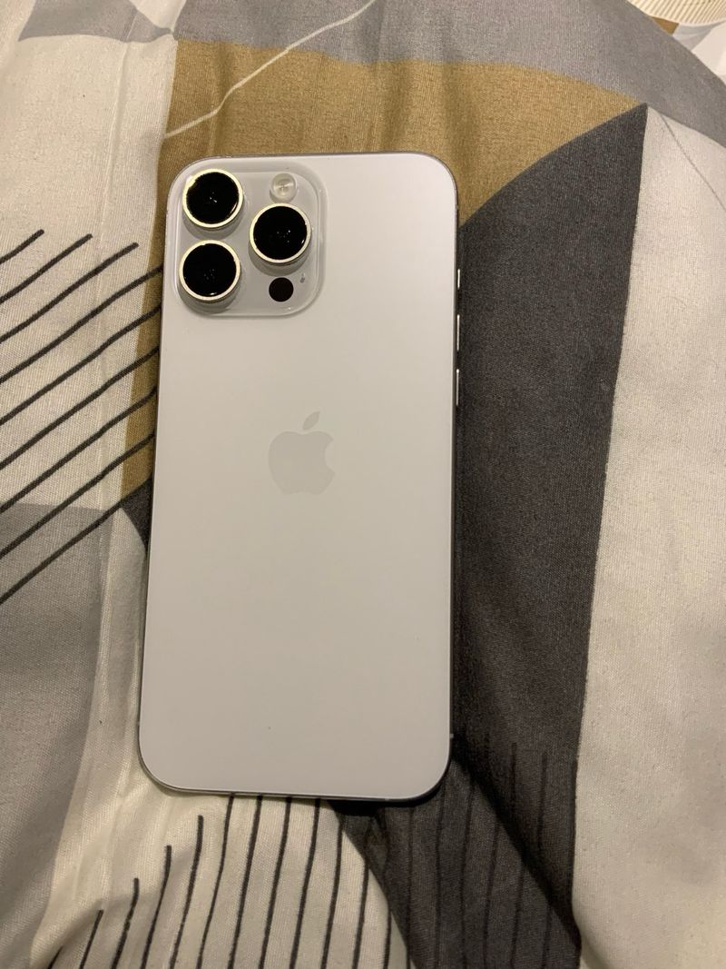 iPhone 16 Pro Max 512GB +crista y cable y funda afbeelding 8