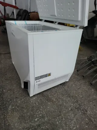 Congelador y frigorífico 300L golpe costado. Func