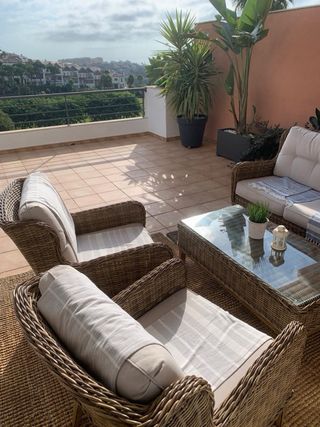 Sofá y mesa de mimbre para terraza