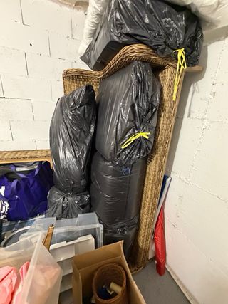 Sofá y mesa de mimbre para terraza