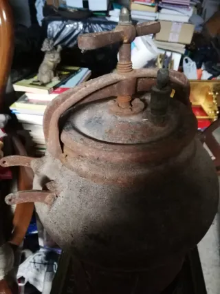 Olla a presión antigua con arnafe