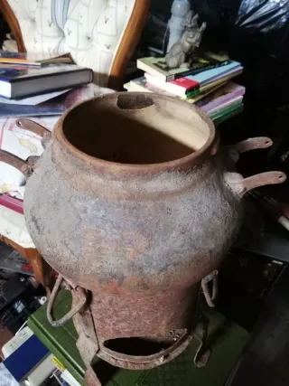 Olla a presión antigua con arnafe