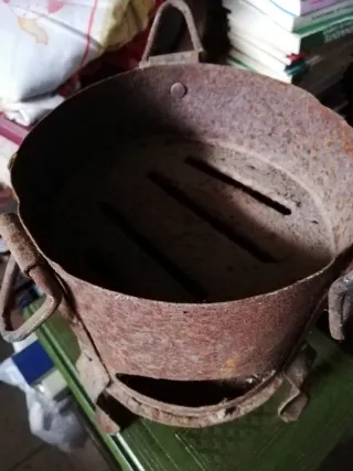 Olla a presión antigua con arnafe