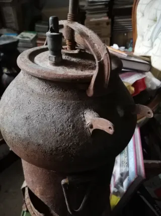 Olla a presión antigua con arnafe