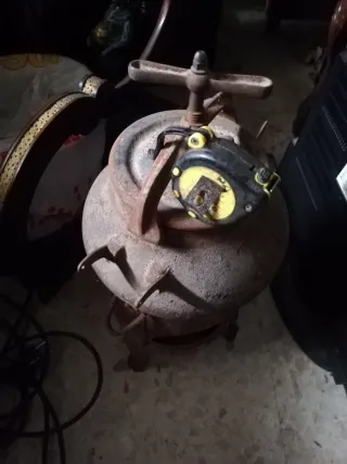 Olla a presión antigua con arnafe