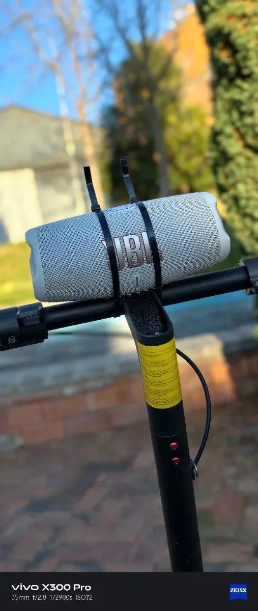 ALTAVOZ JBL CHARGUE 5 IMPECABLE CON SU CAJA.
