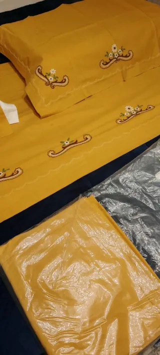 Completo letto vintage giallo ricamato