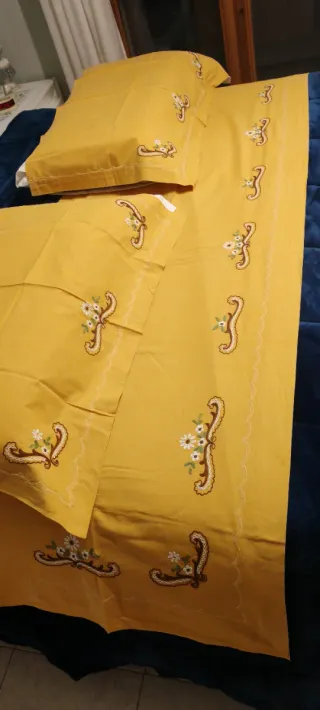 Completo letto vintage giallo ricamato
