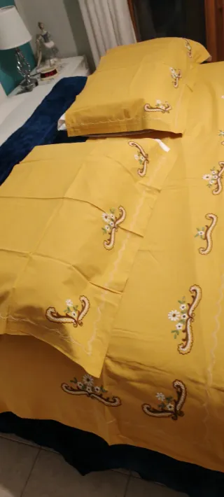 Completo letto vintage giallo ricamato