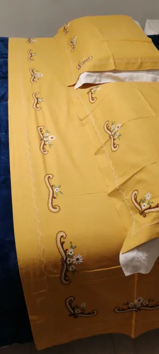 Completo letto vintage giallo ricamato