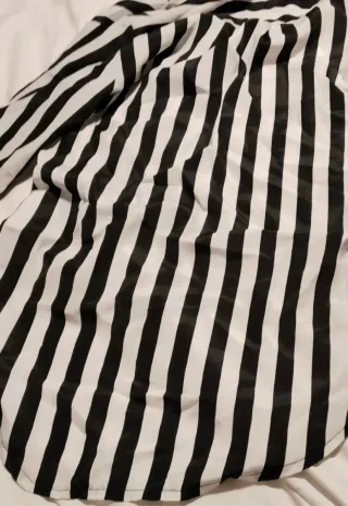 Camisa de rayas blancas y negras