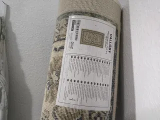 Alfombra beige y gris con diseño floral