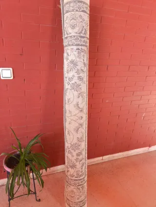 Alfombra beige y gris con diseño floral