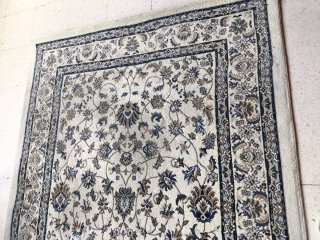 Alfombra beige y gris con diseño floral