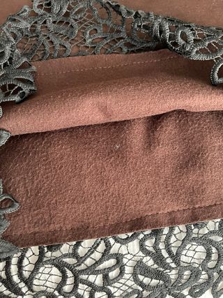 Sudadera marrón con encaje negro