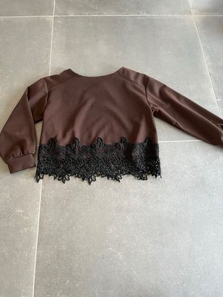 Sudadera marrón con encaje negro