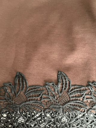 Sudadera marrón con encaje negro