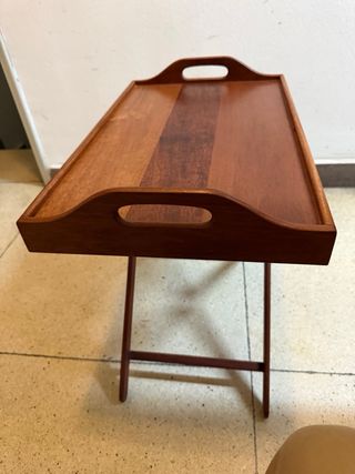 Mesa auxiliar de madera con asas