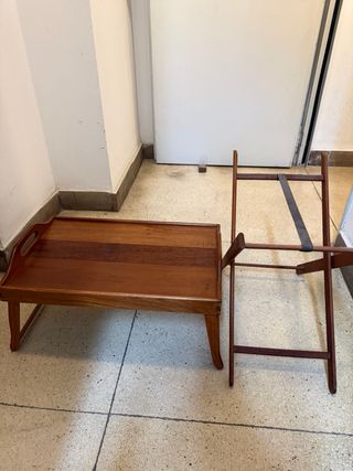 Mesa auxiliar de madera con asas