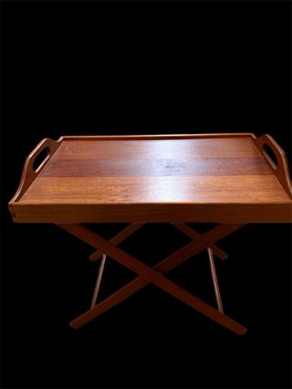Mesa auxiliar de madera con asas