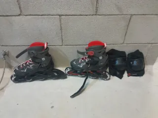 Patines en línea con protecciones y rodilleras.