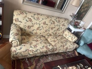 Sofá clásico floral beige