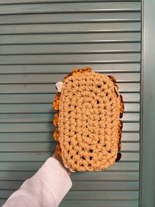 Borsa clutch beige con paillettes dorate