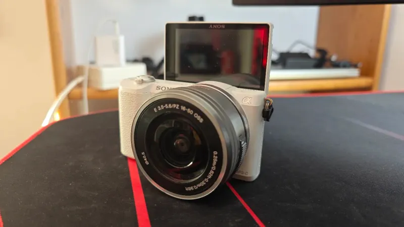 Sony Alpha 5100 Blanca + Batería Dummy + Cam Link
