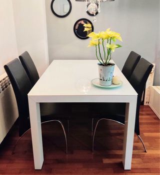 Mesa comedor cristal y patas metálicas