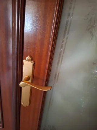 Puerta de madera con cristal decorado