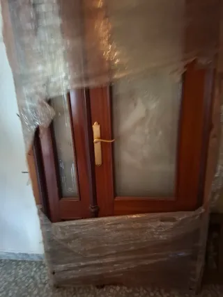 Puerta de madera con cristal decorado