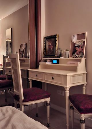 Escritorio blanco con silla de tela