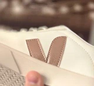 Zapatillas Veja Blanco y Oro Rosa