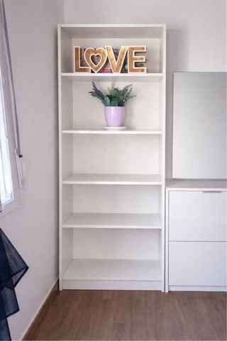 Estantería blanca de madera