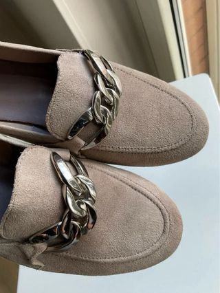 Mocassini donna camoscio HOSIS con catena