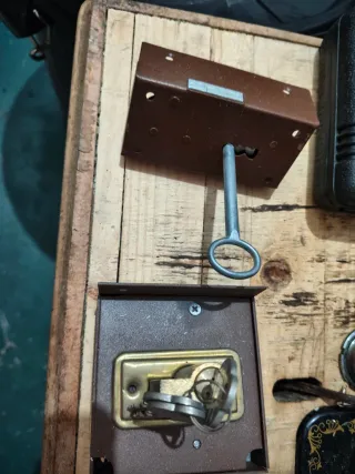 Cerradura y bombín con llaves